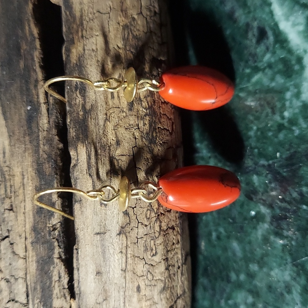 E412 CHAPS Red Howlite Goldtone Dangle Earrings
